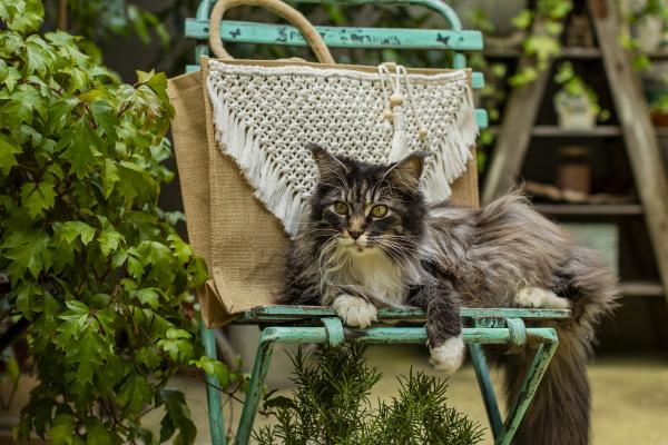 Jutová taška zdobená macrame aplikáciou