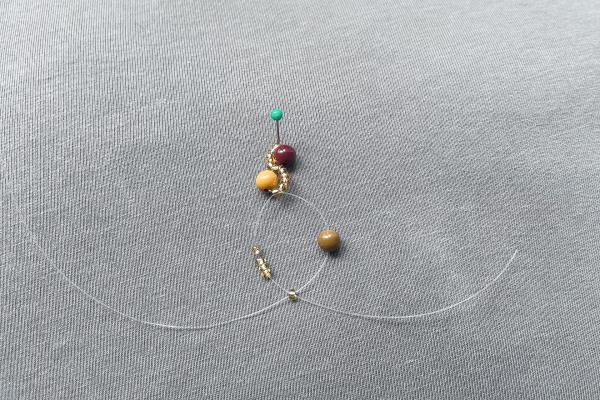 Jednoduchý náhrdelník z rokajlov a minerálov