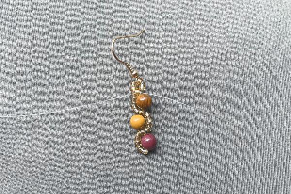 Jednoduchý náhrdelník z rokajlov a minerálov