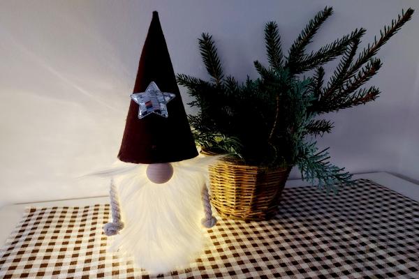 Svietiaci škriatok - vianočná dekorácia