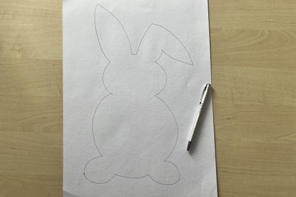Dekoračný vankúš s hebkým zajačikom
