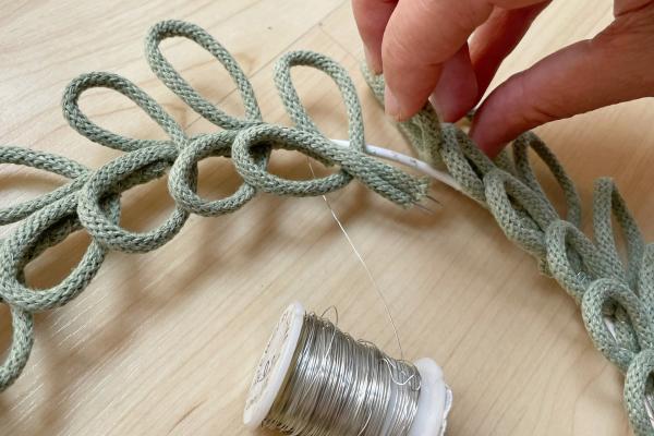 Venček s motívom imela zo šnúry