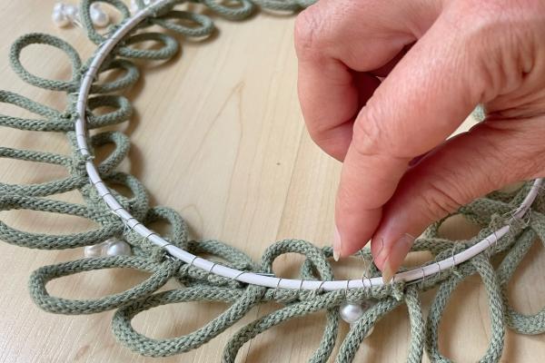 Venček s motívom imela zo šnúry