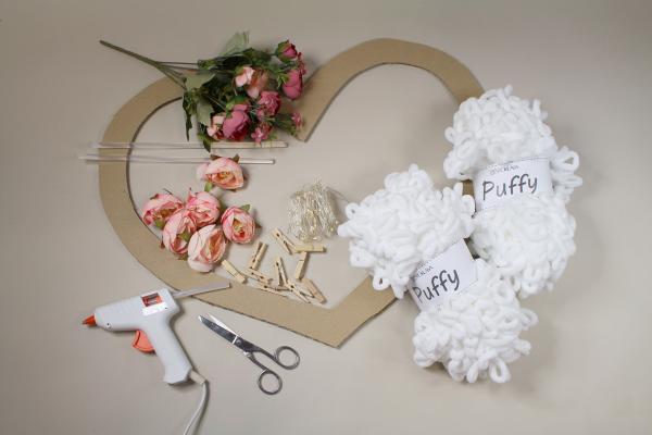 Romantické srdce z priadze a kvetín