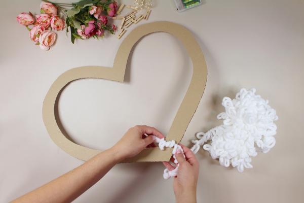 Romantické srdce z priadze a kvetín