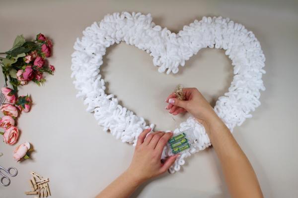 Romantické srdce z priadze a kvetín
