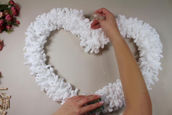 Romantické srdce z priadze a kvetín