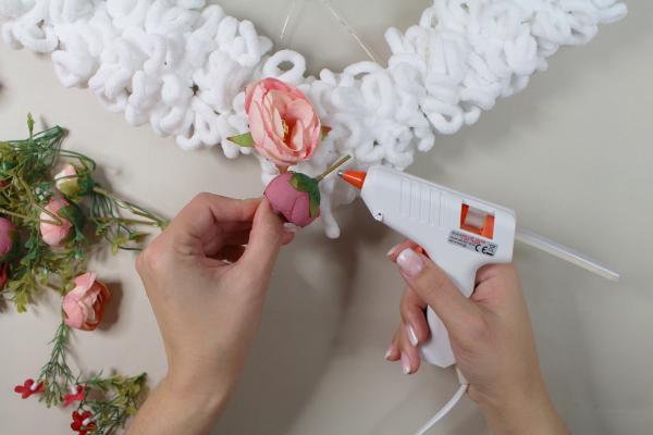 Romantické srdce z priadze a kvetín