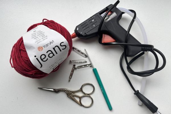 Uháčkujte si brošňu v tvare pusy