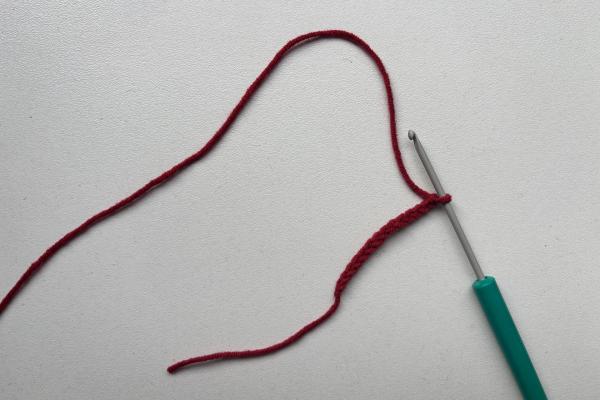 Uháčkujte si brošňu v tvare pusy