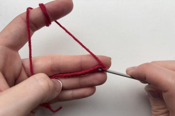 Uháčkujte si brošňu v tvare pusy