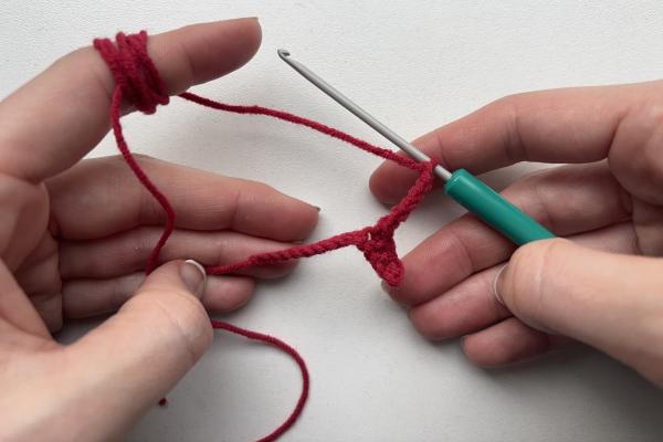 Uháčkujte si brošňu v tvare pusy