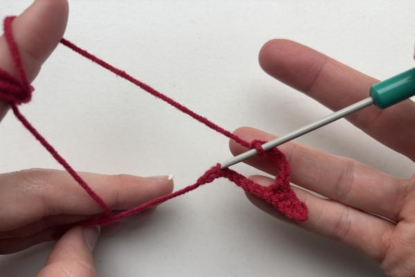 Uháčkujte si brošňu v tvare pusy