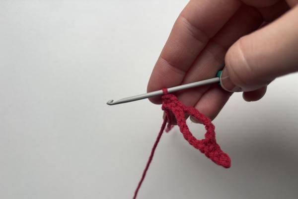 Uháčkujte si brošňu v tvare pusy