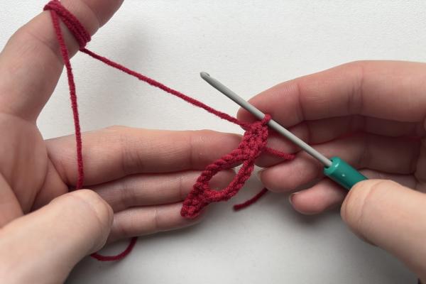 Uháčkujte si brošňu v tvare pusy