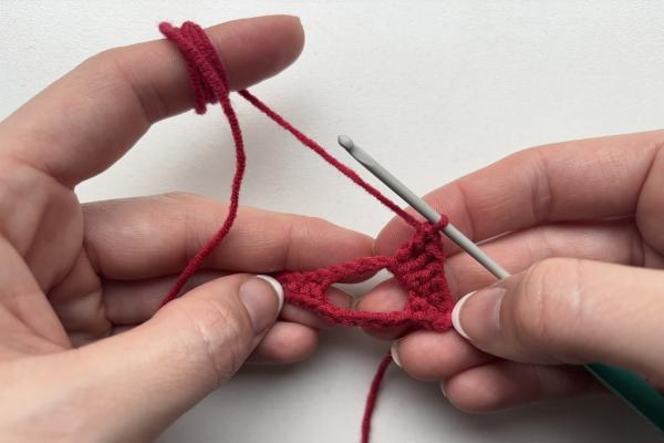 Uháčkujte si brošňu v tvare pusy