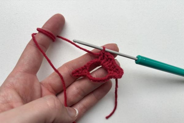 Uháčkujte si brošňu v tvare pusy