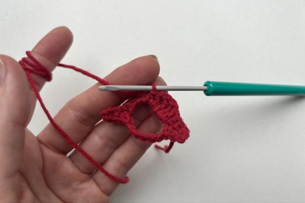 Uháčkujte si brošňu v tvare pusy