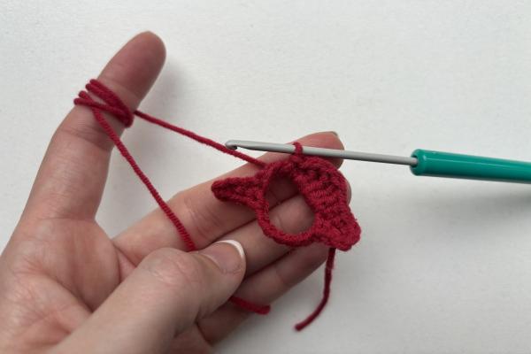 Uháčkujte si brošňu v tvare pusy