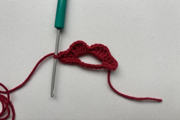 Uháčkujte si brošňu v tvare pusy