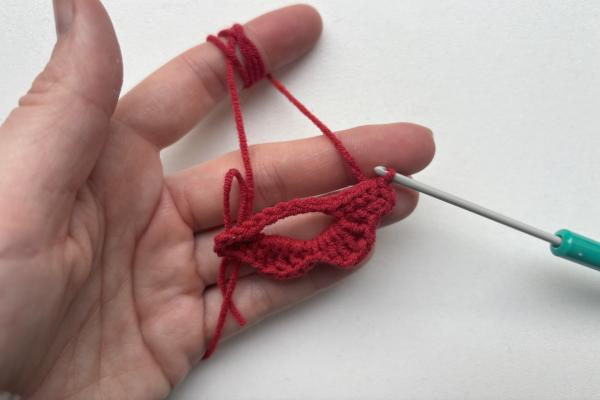 Uháčkujte si brošňu v tvare pusy