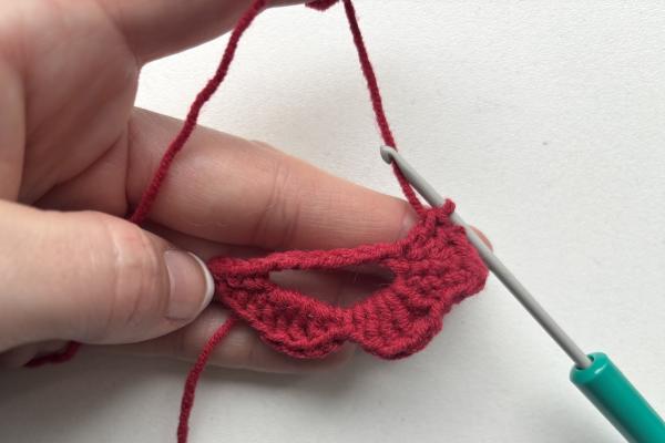 Uháčkujte si brošňu v tvare pusy