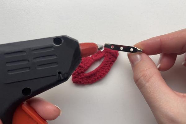 Uháčkujte si brošňu v tvare pusy