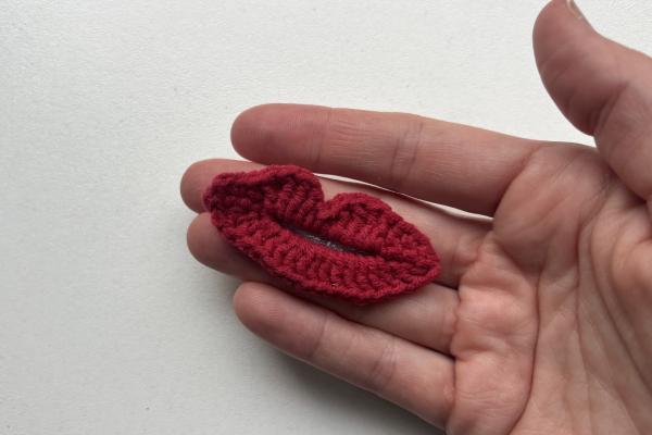 Uháčkujte si brošňu v tvare pusy