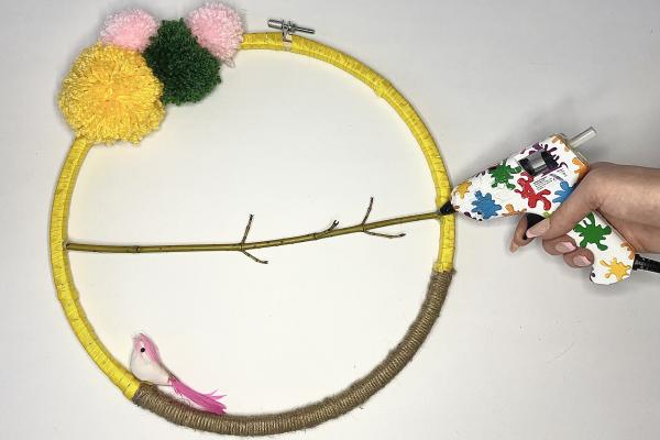 Ako vyrobiť veselý veniec s vtáčikmi