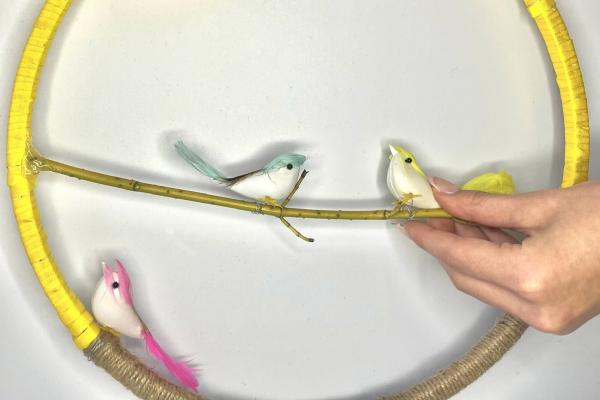 Ako vyrobiť veselý veniec s vtáčikmi