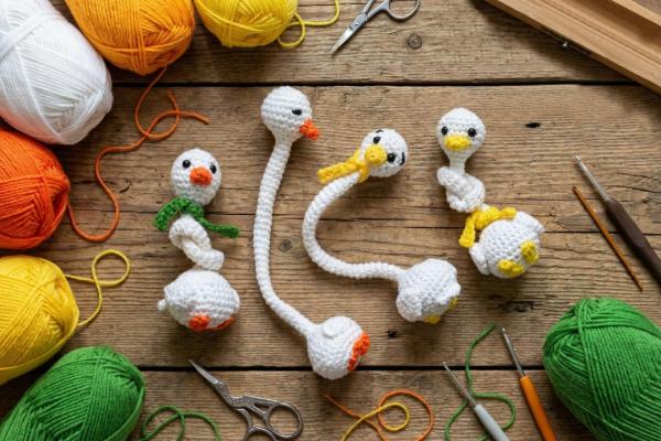 Uháčkujte si veselú hus s dlhým krkom