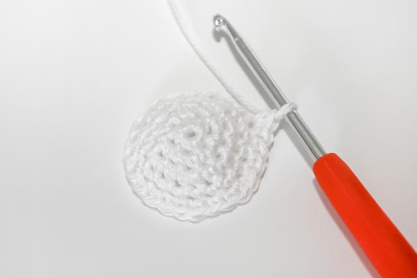 Uháčkujte si veselú hus s dlhým krkom