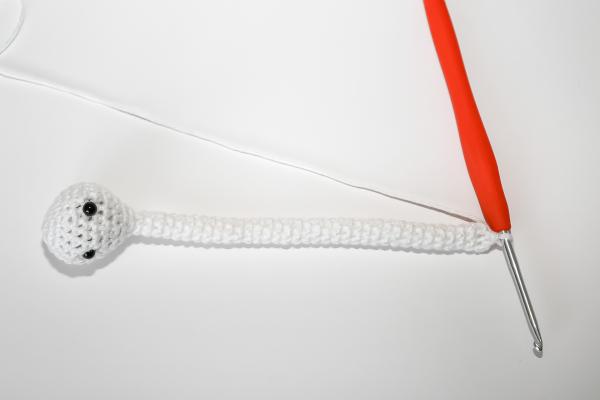 Uháčkujte si veselú hus s dlhým krkom