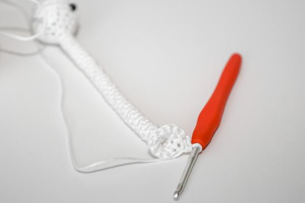 Uháčkujte si veselú hus s dlhým krkom