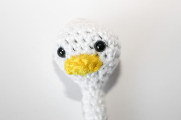 Uháčkujte si veselú hus s dlhým krkom