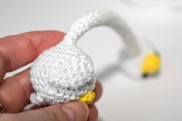 Uháčkujte si veselú hus s dlhým krkom