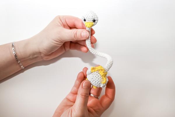 Uháčkujte si veselú hus s dlhým krkom