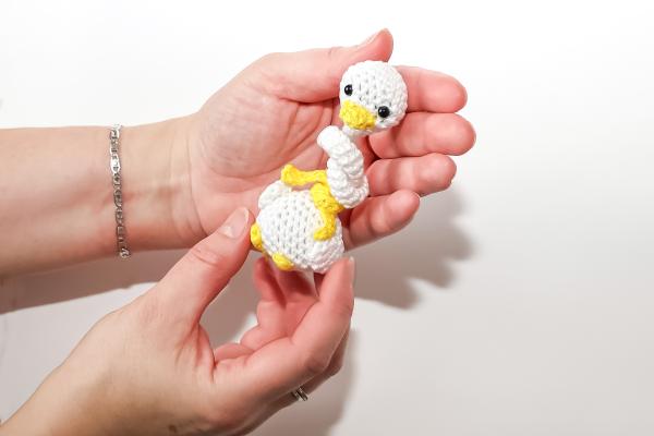 Uháčkujte si veselú hus s dlhým krkom