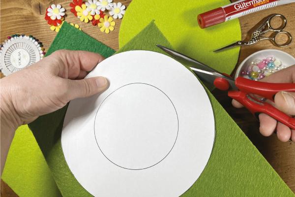 Jednoduché filcové prestieranie s kvetinami