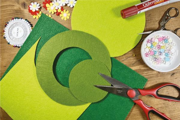 Jednoduché filcové prestieranie s kvetinami