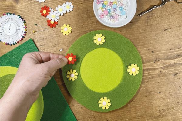 Jednoduché filcové prestieranie s kvetinami