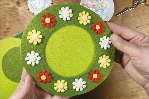 Jednoduché filcové prestieranie s kvetinami