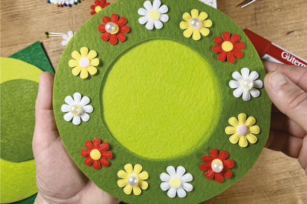 Jednoduché filcové prestieranie s kvetinami