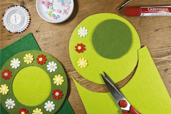 Jednoduché filcové prestieranie s kvetinami