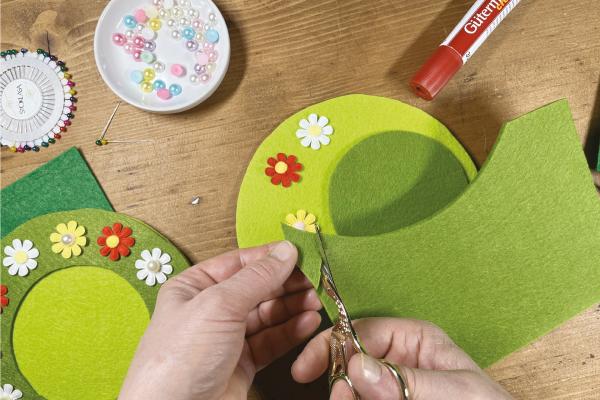 Jednoduché filcové prestieranie s kvetinami