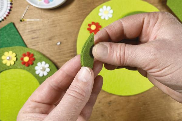 Jednoduché filcové prestieranie s kvetinami