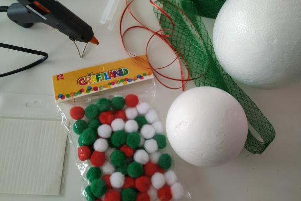 Vianočná ozdoba z bambuliek 