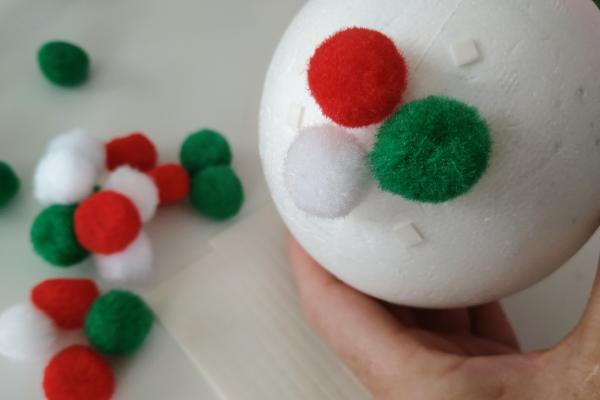 Vianočná ozdoba z bambuliek 