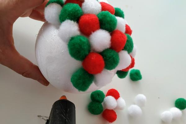 Vianočná ozdoba z bambuliek 