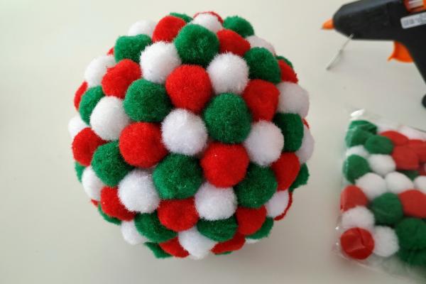 Vianočná ozdoba z bambuliek 